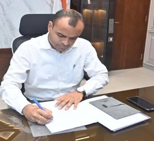 Haridwar DM IAS Mayur Dixit: AIR 11 in First UPSC Attempt, IIT-IIM Background